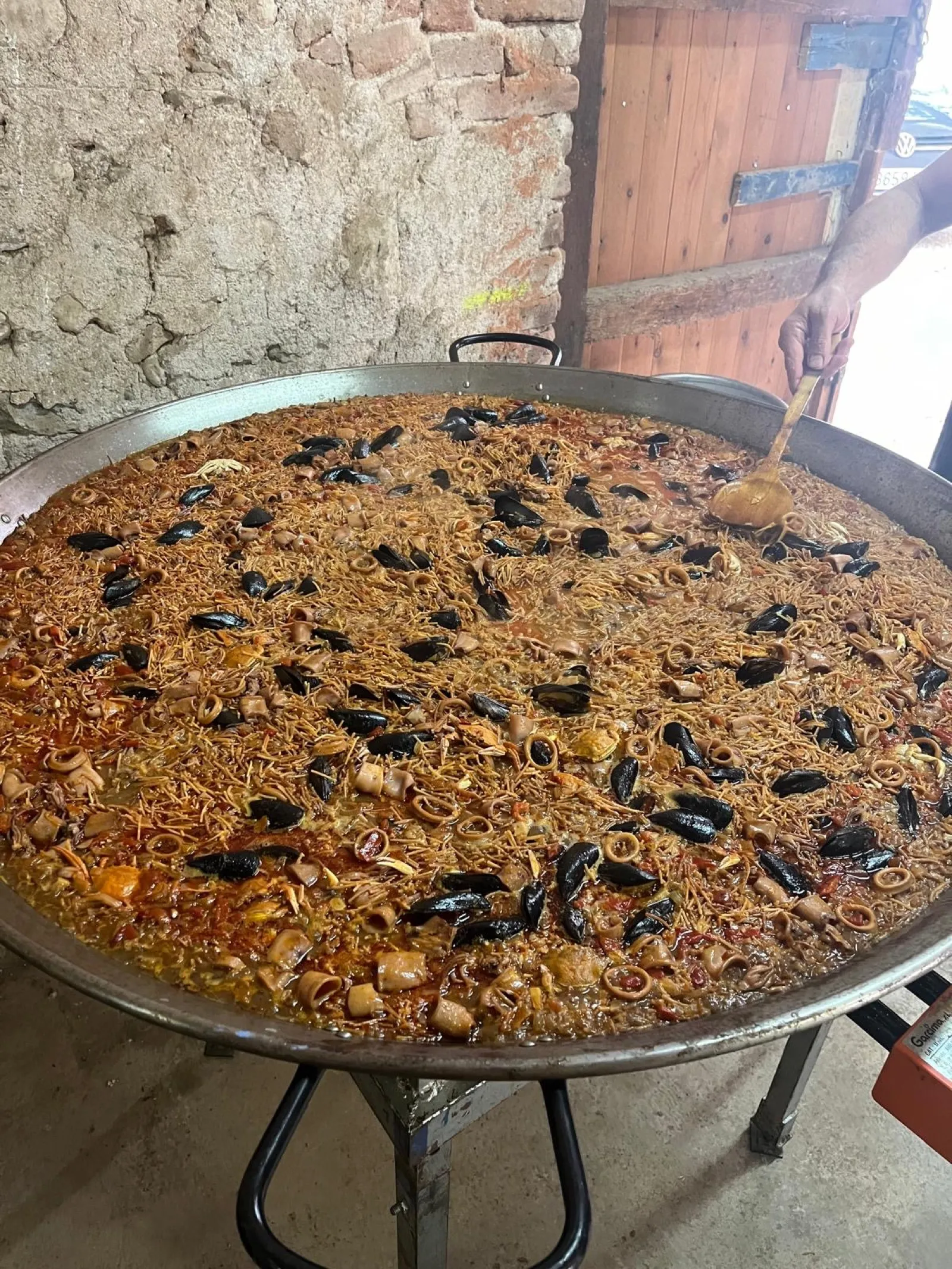 Fideuejat amb musclos i sípia - elaboració artesanal per August Càtering