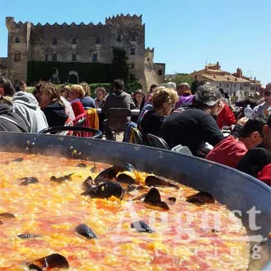 Arrossada amb musclos cuinada a l'aire lliure en un event popular - August Càtering