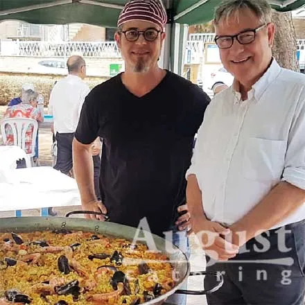 L'equip d'August Càtering amb una paella d'arròs amb marisc